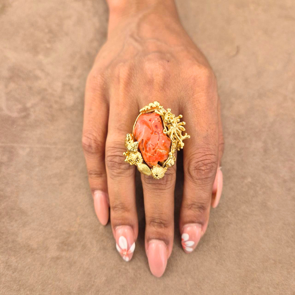 Anello in Bronzo dorato con sasso di Corallo rosso Mediterraneo e tema marino