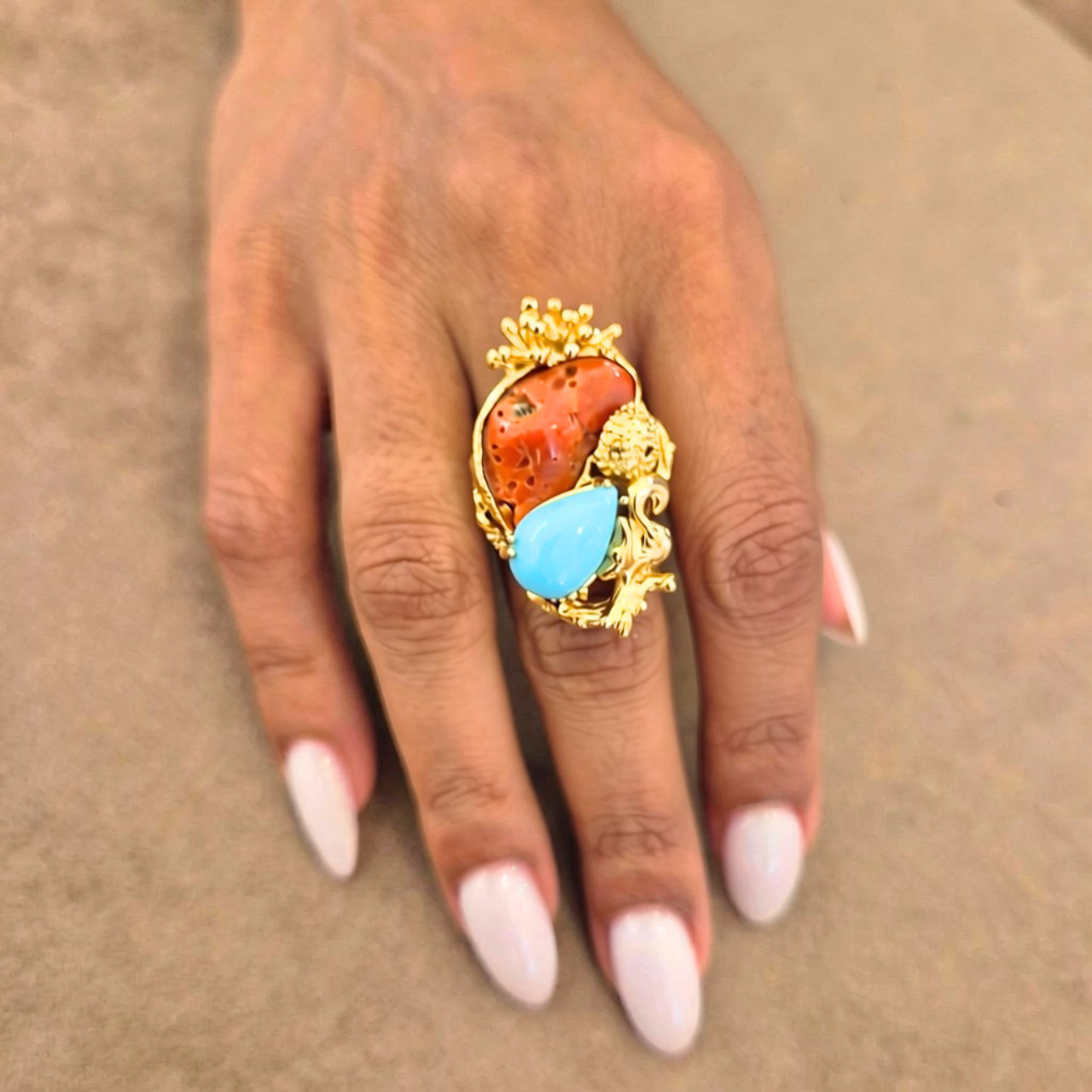 Anello in Bronzo dorato in tema marino con Pasta di Turchese e sasso di Corallo rosso Mediterraneo