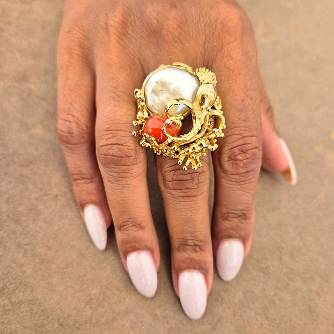Anello in Bronzo dorato in tema marino con Perla Scaramazza e sasso di Corallo rosso Mediterraneo