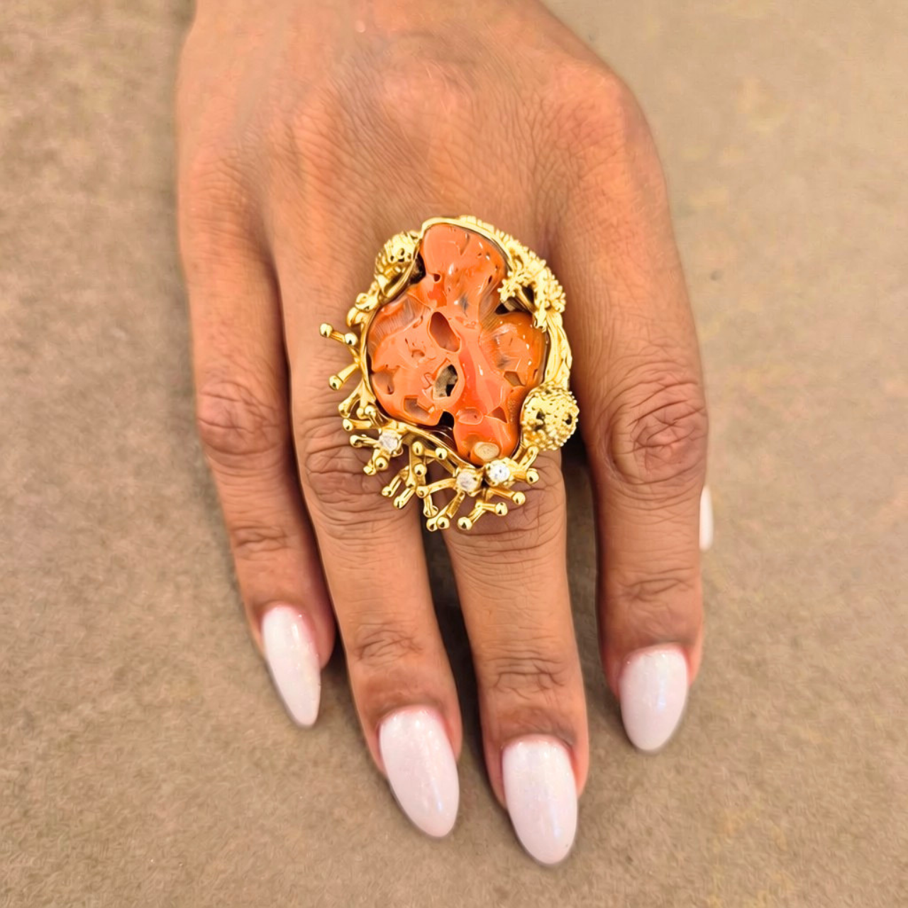 Anello in Bronzo dorato in tema marino con sasso di Corallo rosso Mediterraneo