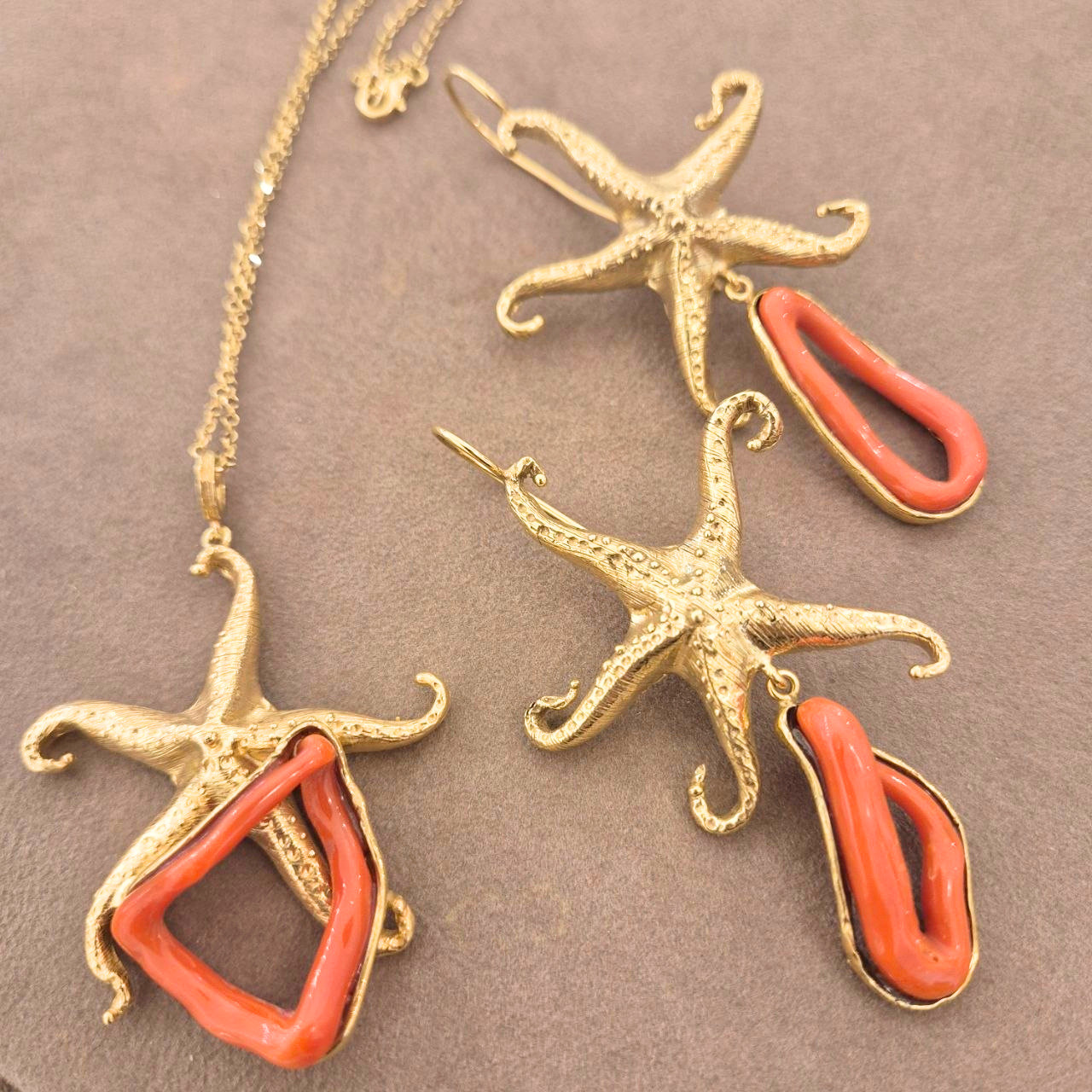 Orecchini in Bronzo dorato Stella marina con ramo chiuso di Corallo rosso Mediterraneo