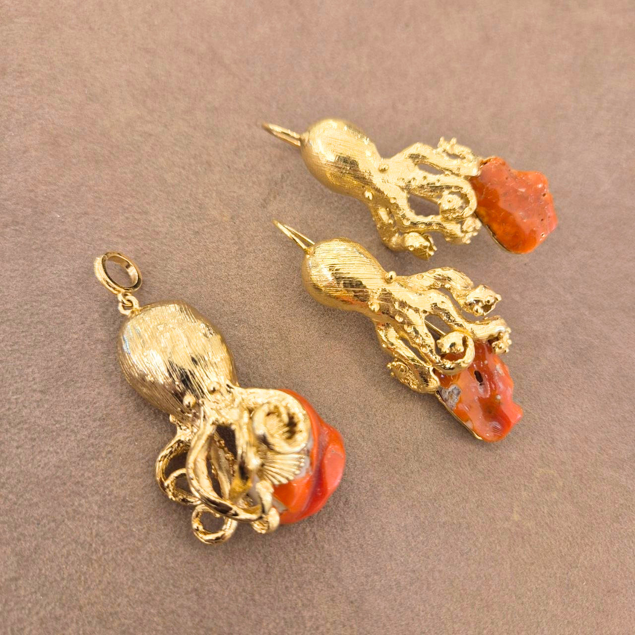 Orecchini in Bronzo dorato Polpo con sasso di Corallo rosso Mediterraneo