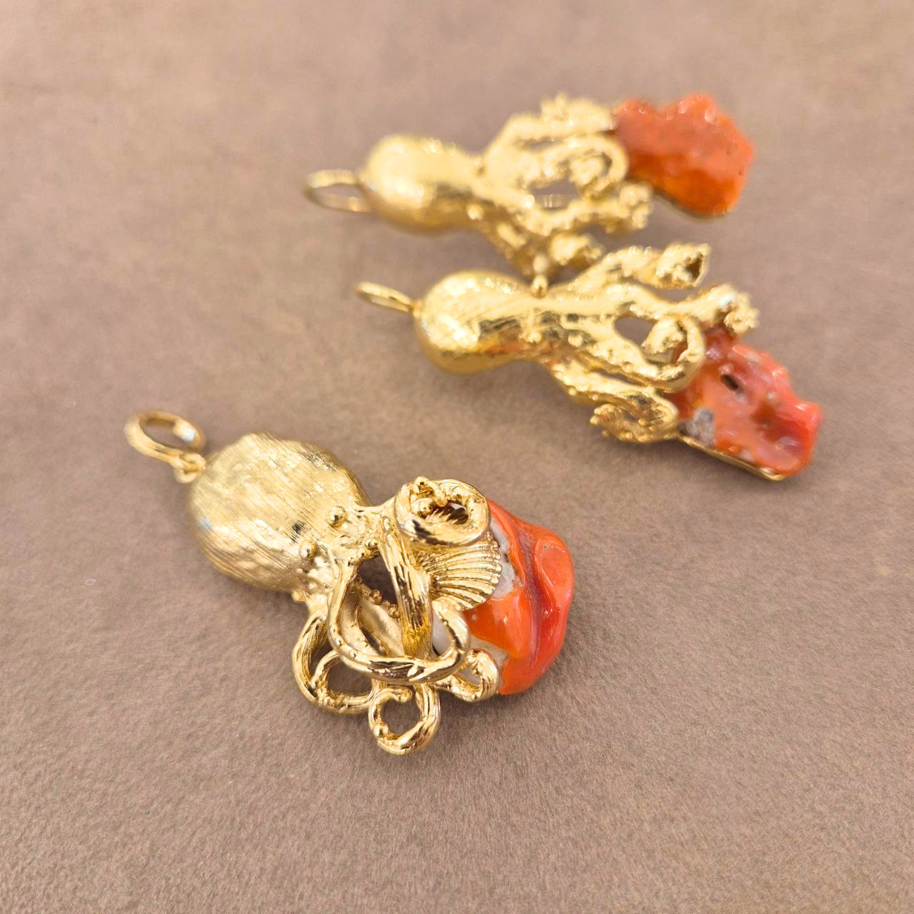 Ciondolo in Bronzo dorato Polpo con sasso di Corallo rosso Mediterraneo