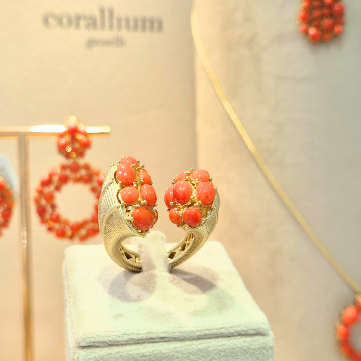 Anello Bacio in Argento 925 dorato effetto filigrana con spole di Corallo rosso Mediterraneo