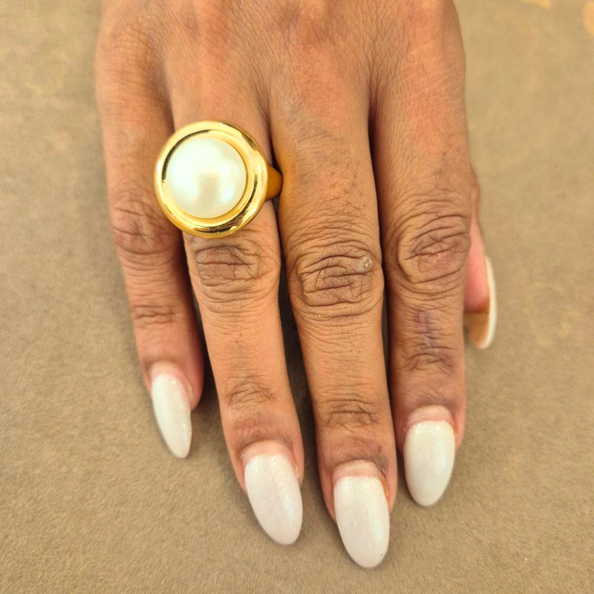 Anello in Argento 925 dorato con montatura a castone e Perla Mabe