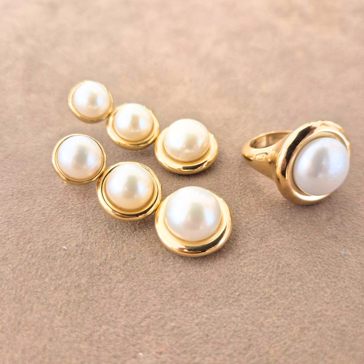 Anello in Argento 925 dorato con montatura a castone e Perla Mabe