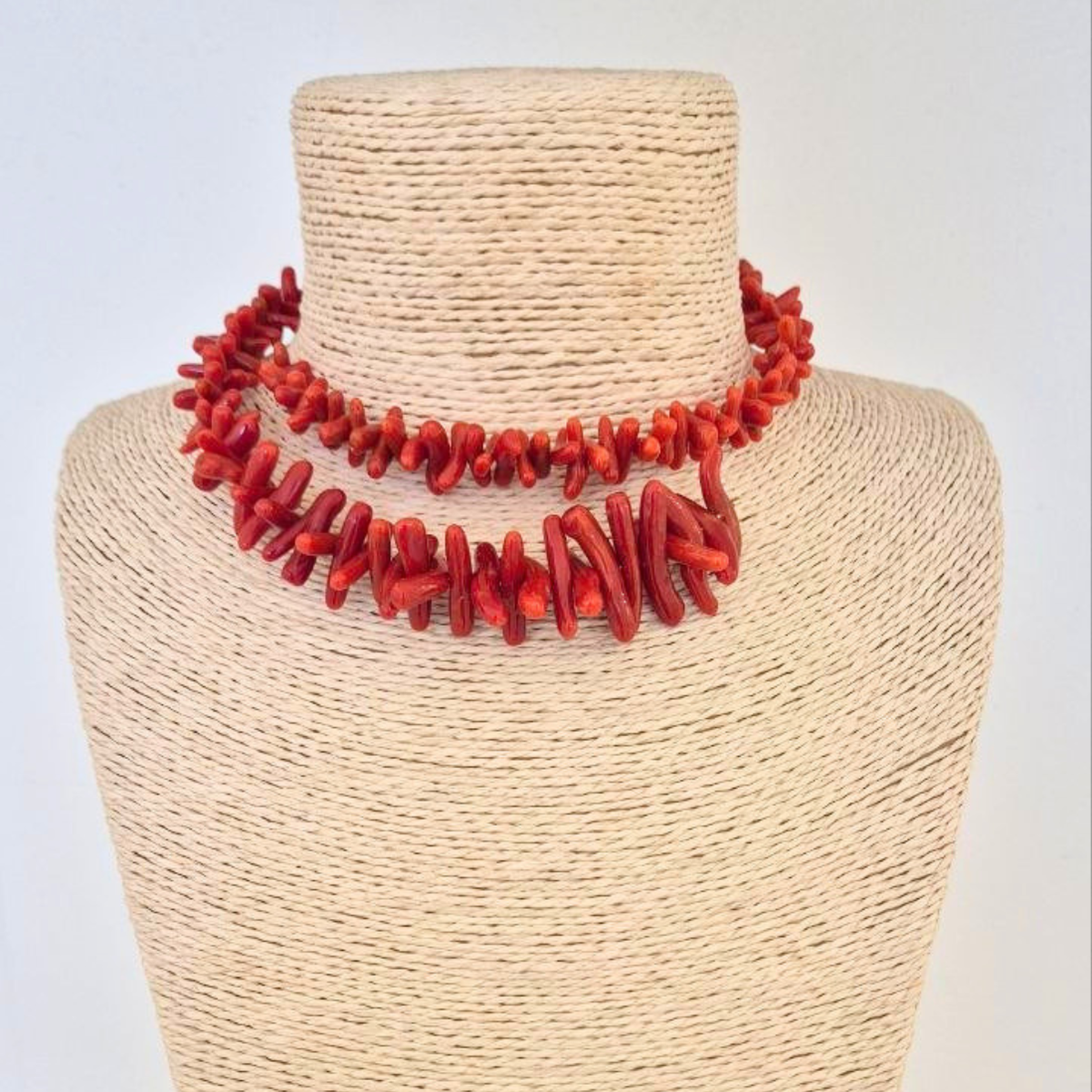 Collana semirigida in Argento 925 dorato con cupoloni di Corallo rosso Mediterraneo a scalare, senza chiusura
