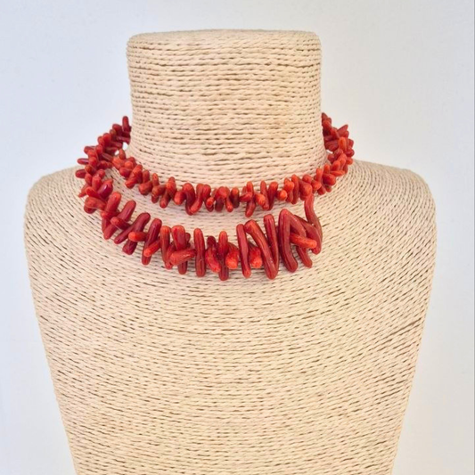 Collana semirigida in Argento 925 dorato con cupoloni di Corallo rosso Mediterraneo a scalare, senza chiusura