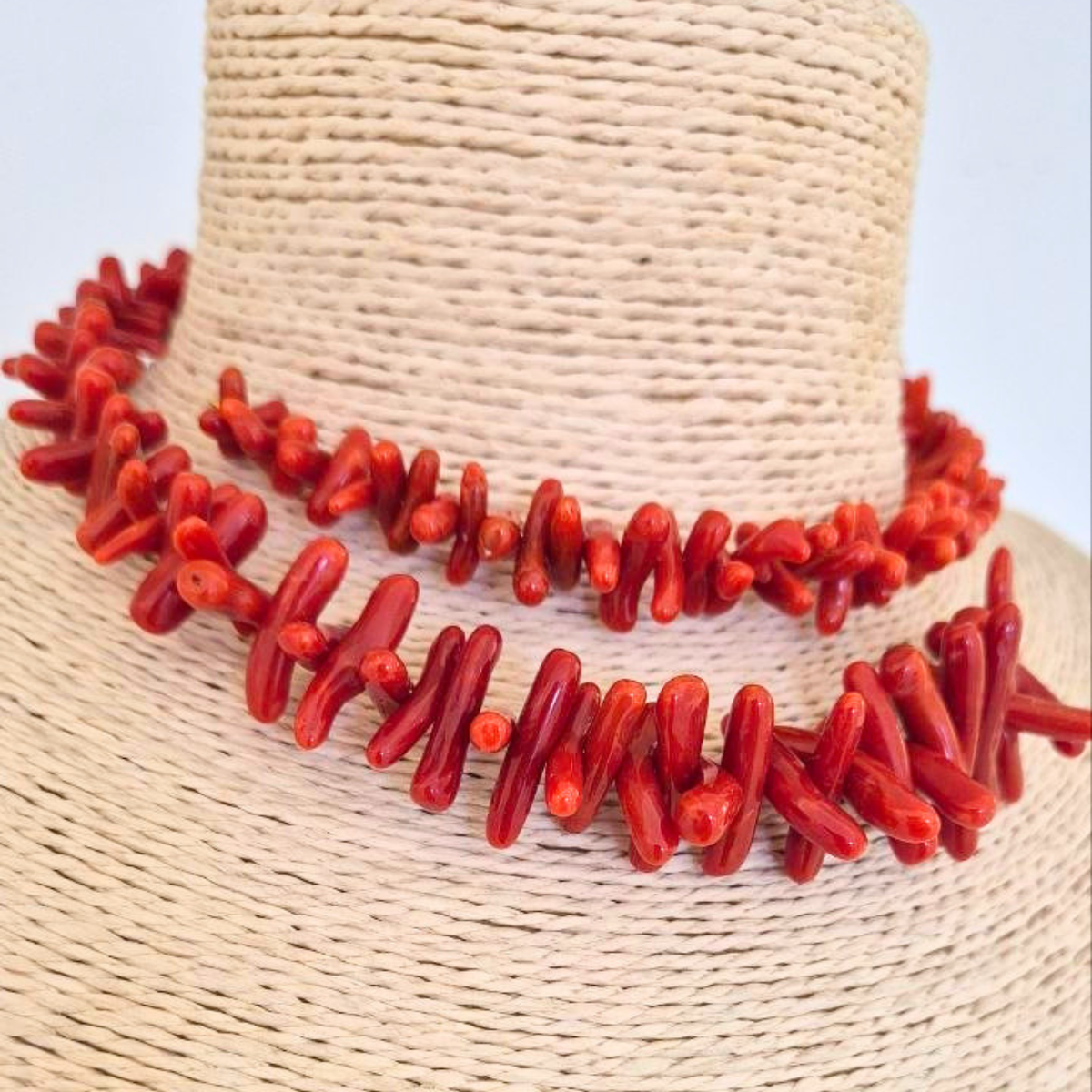 Collana semirigida in Argento 925 dorato con cupoloni di Corallo rosso Mediterraneo a scalare, senza chiusura