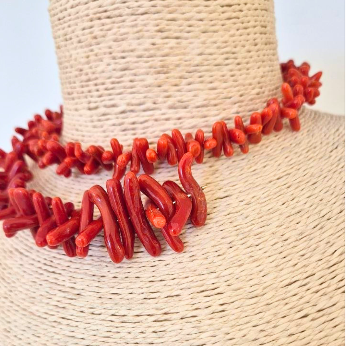 Collana semirigida in Argento 925 dorato con cupoloni di Corallo rosso Mediterraneo a scalare, senza chiusura