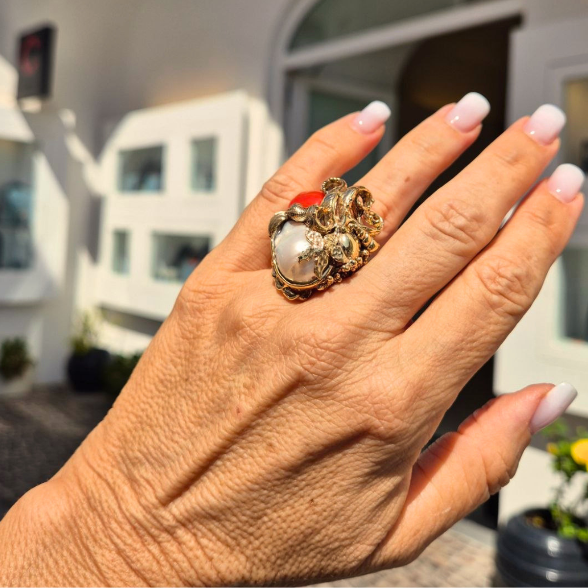 Anello in Bronzo dorato in tema marino con Perla Scaramazza e sasso di Corallo rosso Mediterraneo