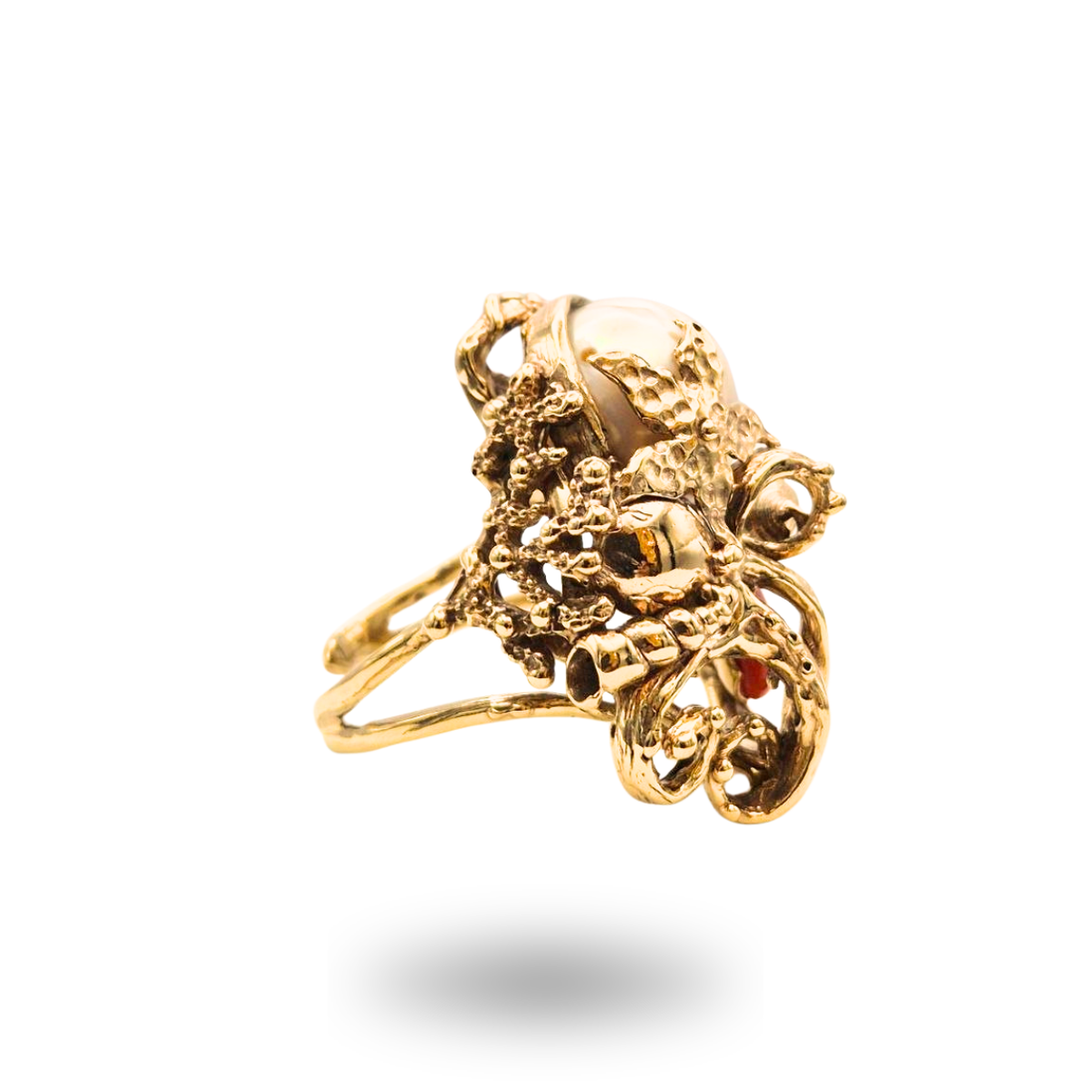 Anello in Bronzo dorato in tema marino con Perla Scaramazza e sasso di Corallo rosso Mediterraneo