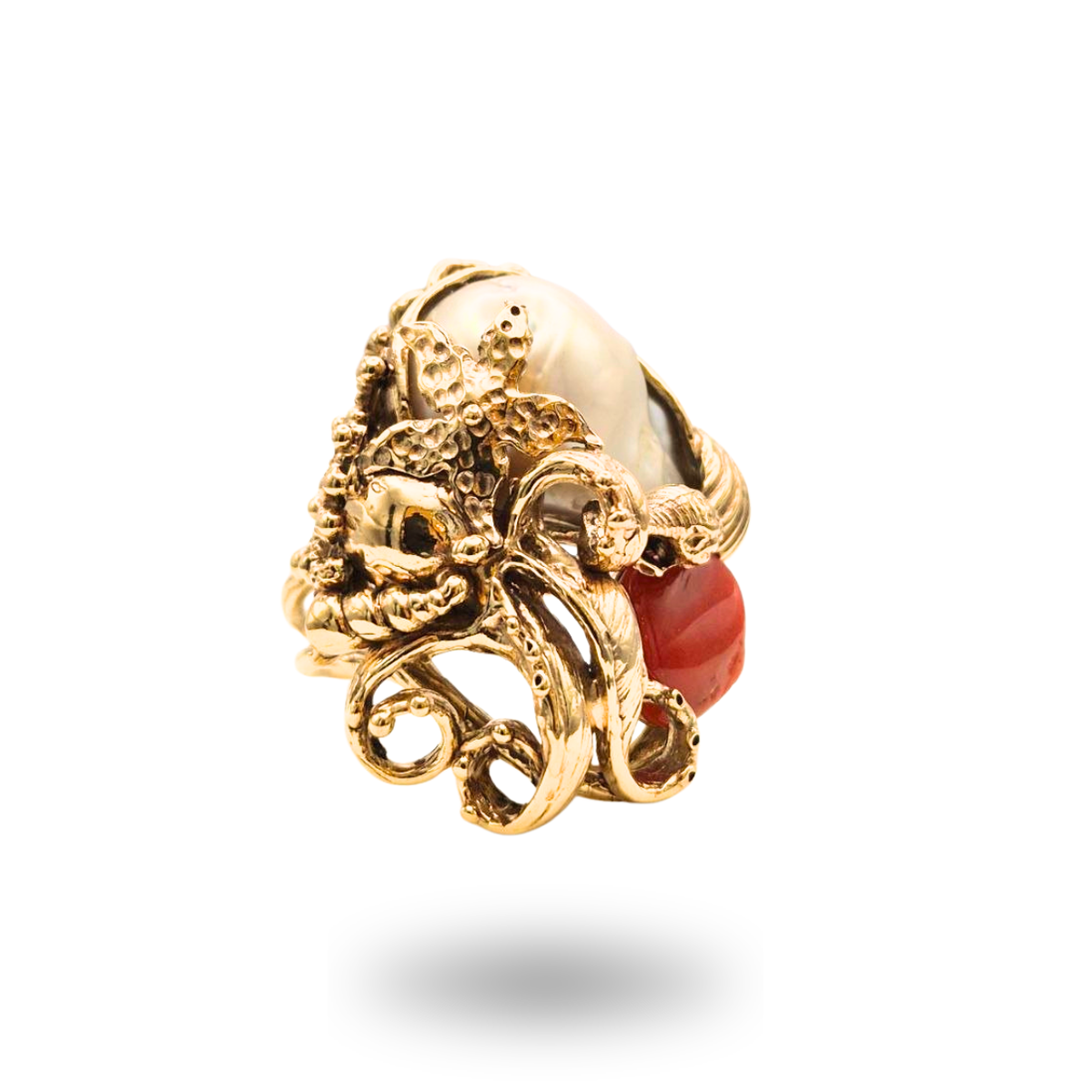 Anello in Bronzo dorato in tema marino con Perla Scaramazza e sasso di Corallo rosso Mediterraneo