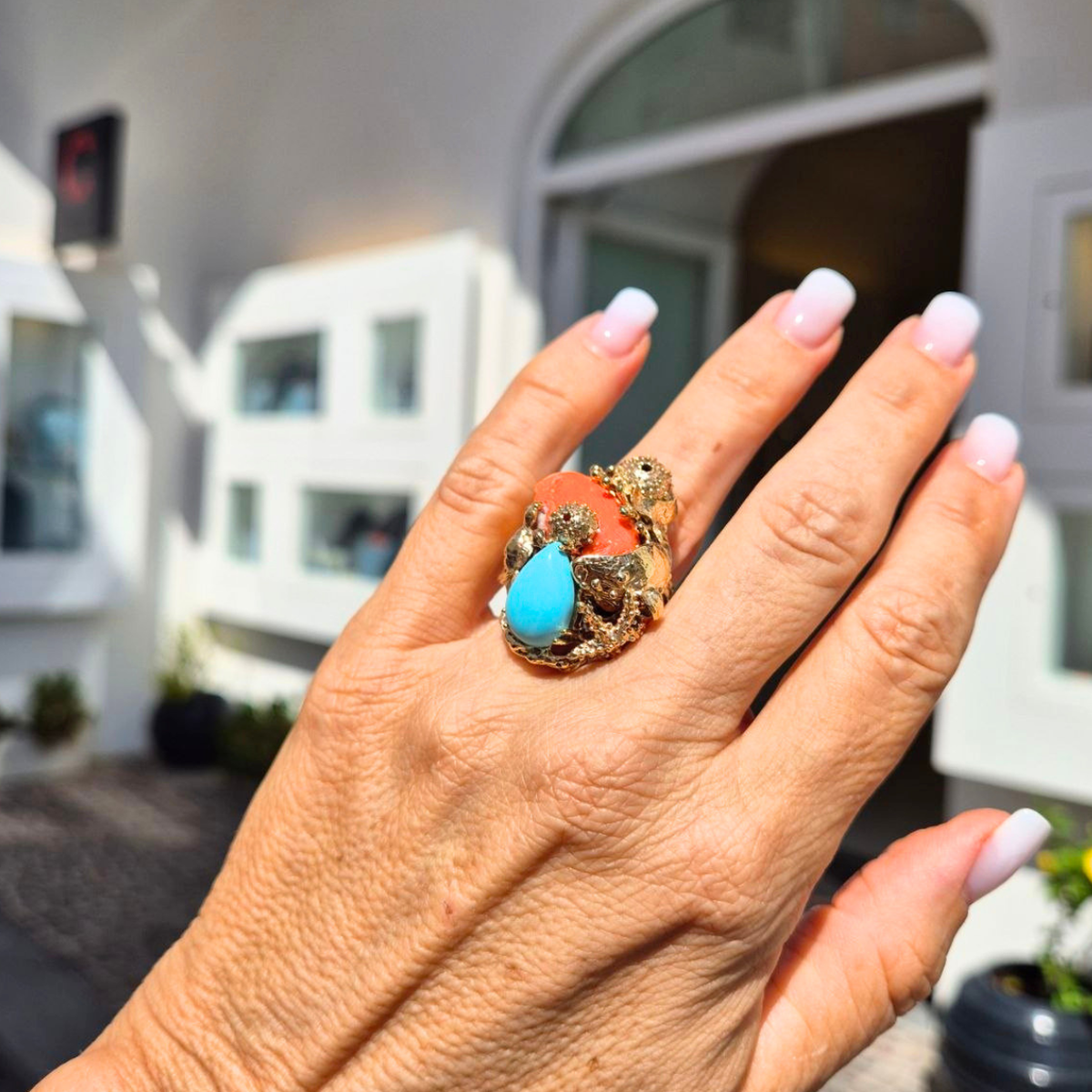 Anello in Bronzo dorato in tema marino con Pasta di Turchese e sasso di Corallo rosso Mediterraneo