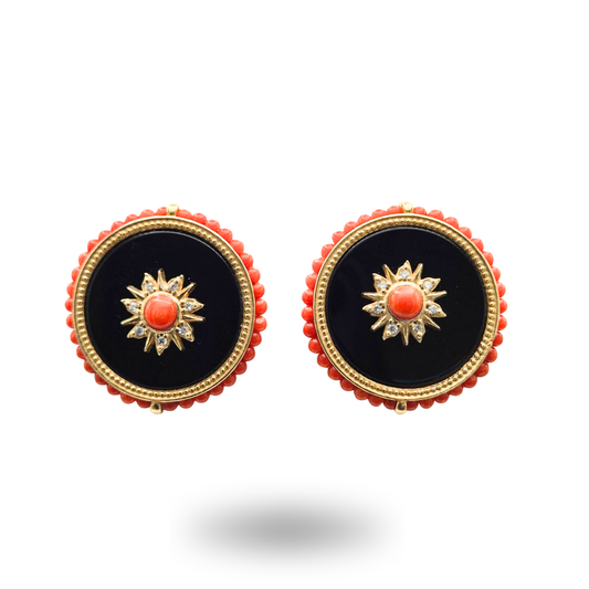 Orecchini in Argento 925 dorato con piastra tonda in Onice, spola in Corallo rosso e giro di Corallo rosso