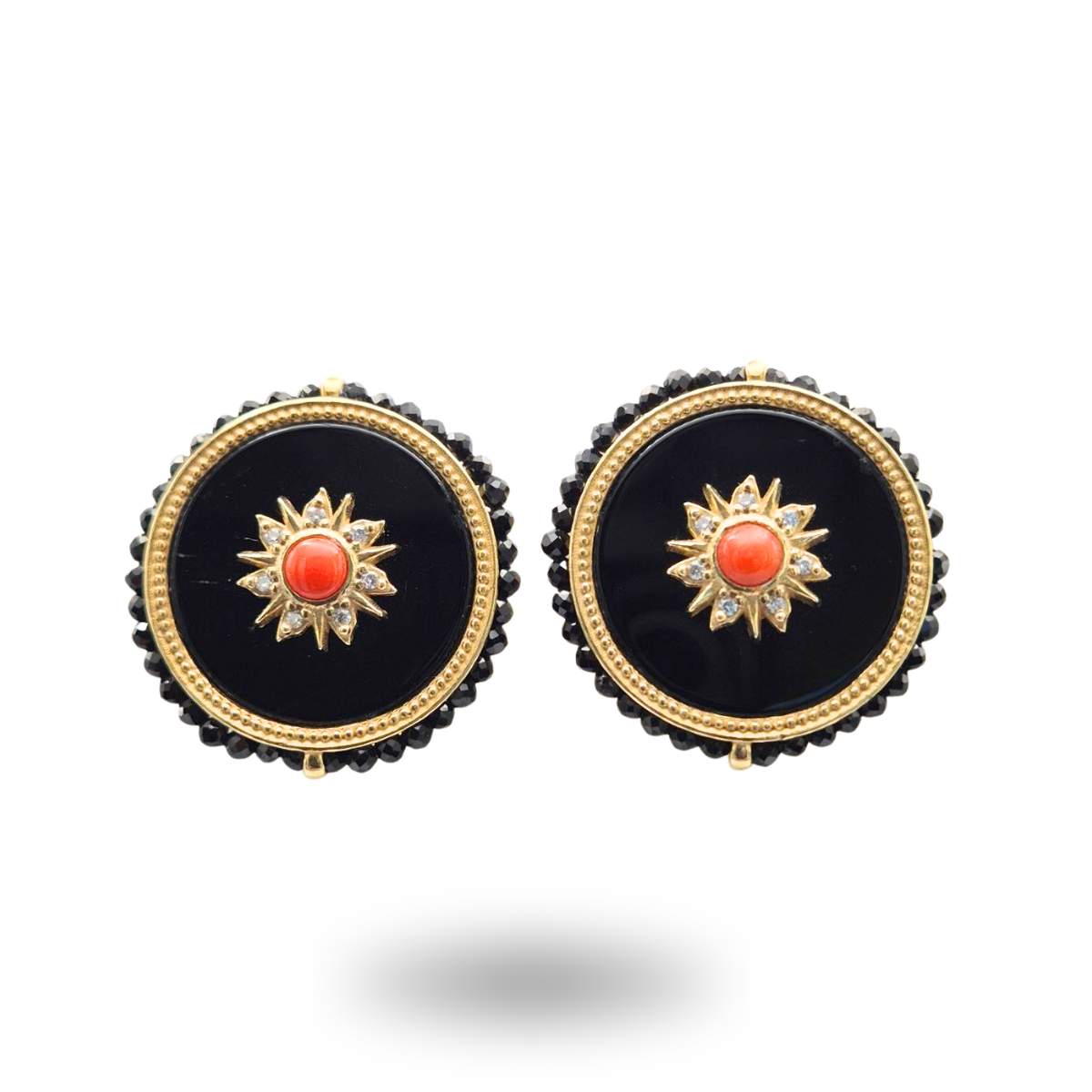 Orecchini in Argento 925 dorato con piastra tonda in Onice, spola in Corallo rosso e giro di Spinelli neri