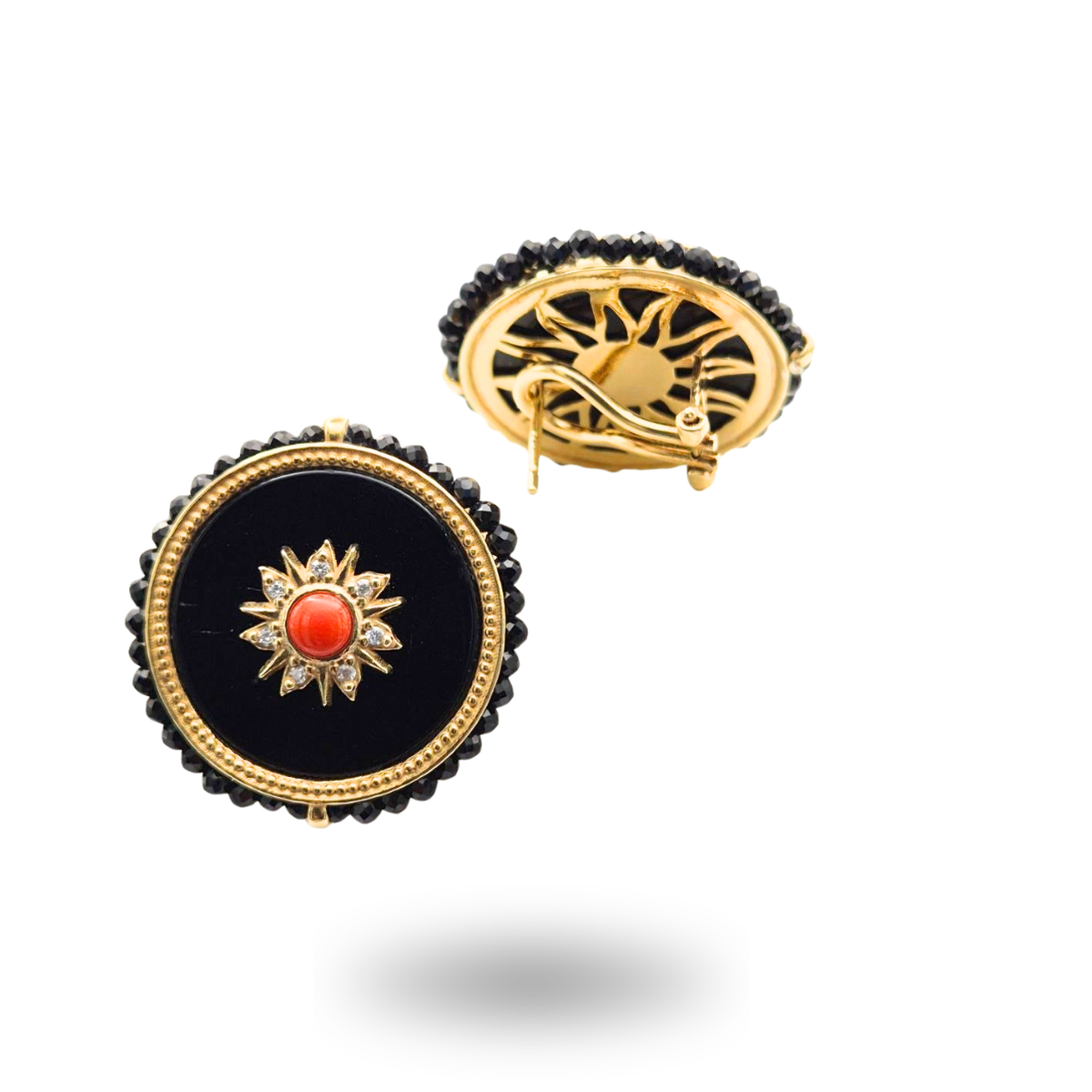 Orecchini in Argento 925 dorato con piastra tonda in Onice, spola in Corallo rosso e giro di Spinelli neri