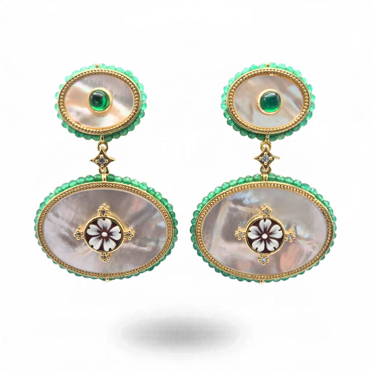 Orecchini in Argento 925 dorato con due piastre ovali in Madreperla, spole in Agata verde, Cammei e giro di Agata verde