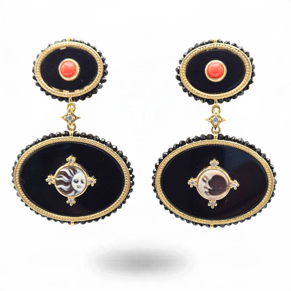Orecchini in Argento 925 dorato con due piastre ovali in Onice, spole di Corallo rosso, Cammei e giro di Spinelli