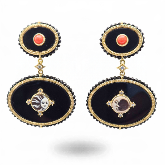 Orecchini in Argento 925 dorato con due piastre ovali in Onice, spole di Corallo rosso, Cammei e giro di Spinelli