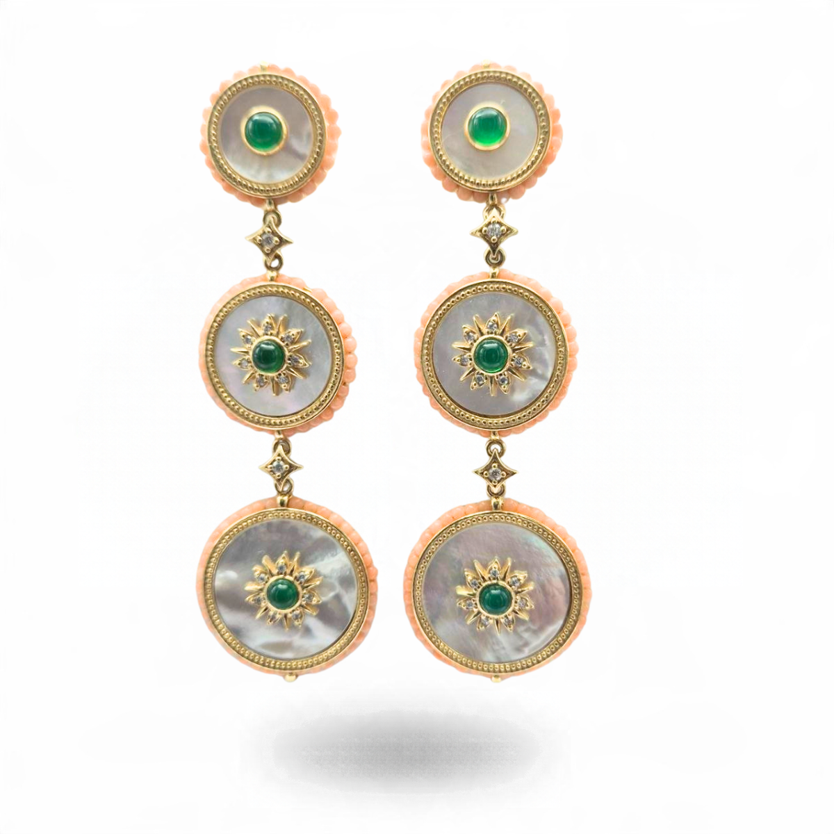 Orecchini in Argento 925 dorato con tre piastre tonde in Madreperla, spole di Agata verde e giro di Corallo rosa