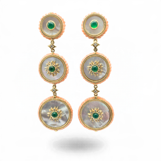 Orecchini in Argento 925 dorato con tre piastre tonde in Madreperla, spole di Agata verde e giro di Corallo rosa