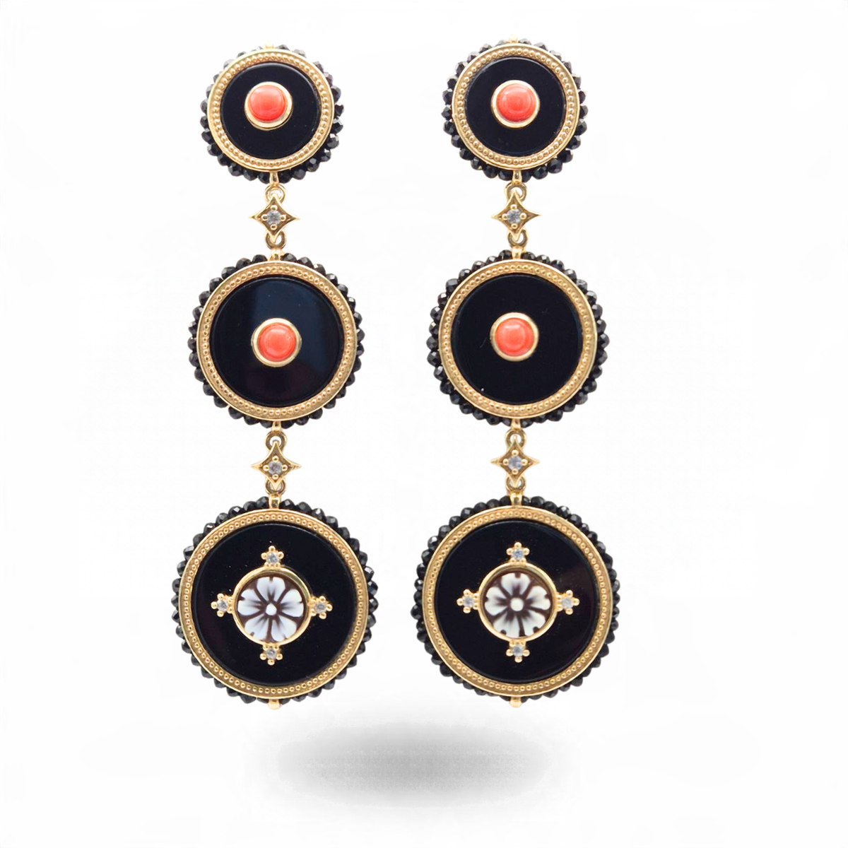 Orecchini in Argento 925 dorato con tre piastre tonde in Onice, spole di Corallo rosso, Cammei e giro di Spinelli neri