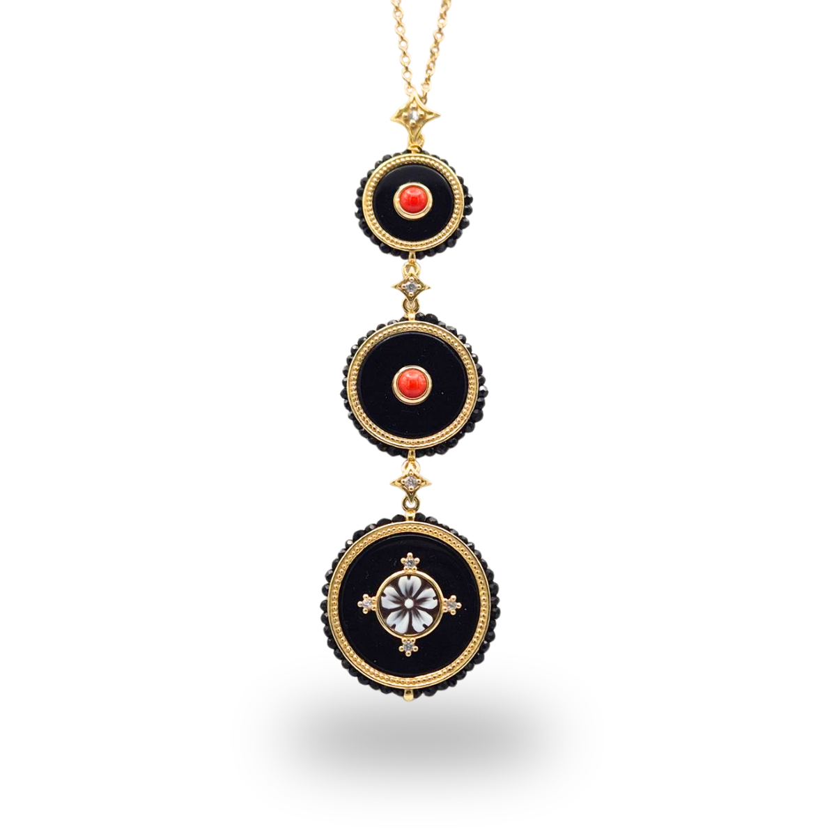 Collana in Argento 925 dorato con tre piastre tonde in Onice, spole di Corallo rosso, Cammeo e giro di Spinelli neri