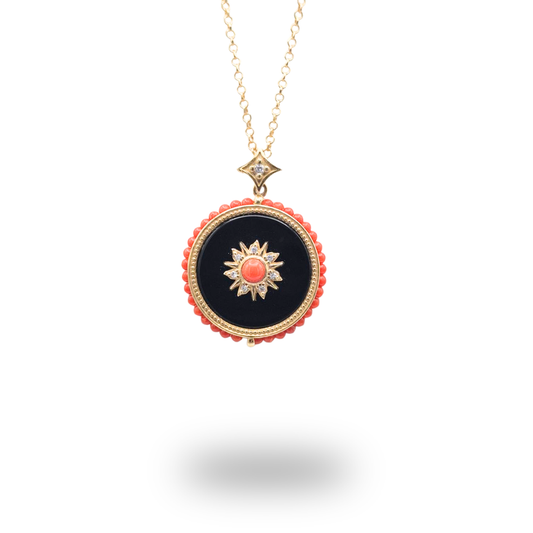 Collana in Argento 925 dorato con piastra tonda in Onice, spola di Corallo rosso e giro di Corallo rosso