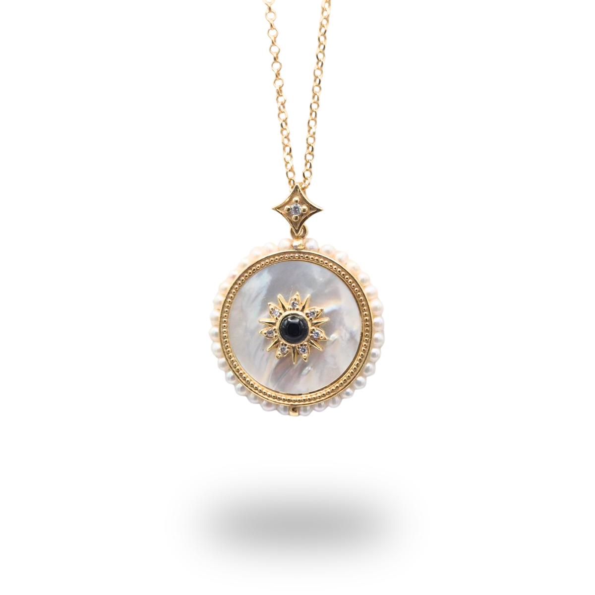 Collana in Argento 925 dorato con piastra tonda in Madreperla, spola di Onice e giro di Perle