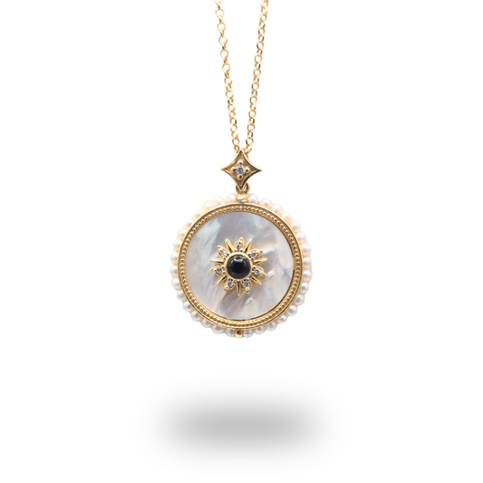 Collana in Argento 925 dorato con piastra tonda in Madreperla, spola di Onice e giro di Perle