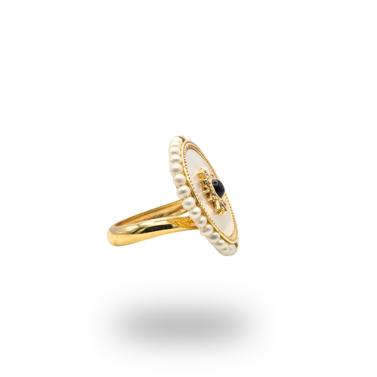 Anello in Argento 925 dorato con piastra tonda in Madreperla, spola di Onice e giro di Perle. Misura regolabile
