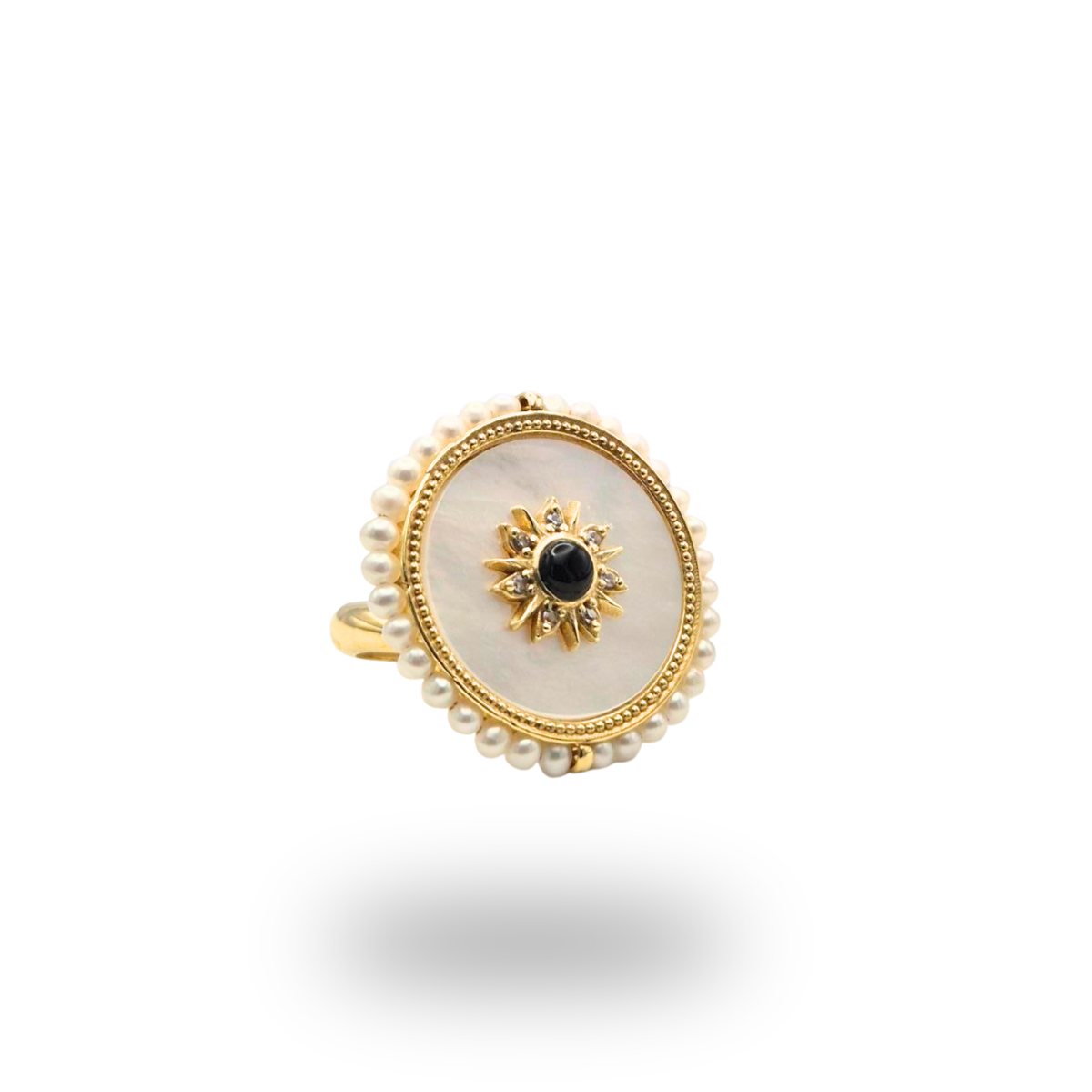 Anello in Argento 925 dorato con piastra tonda in Madreperla, spola di Onice e giro di Perle. Misura regolabile