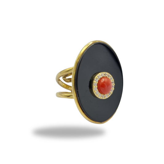 Ring in golden 925 silver with oval plate in onyx and coral