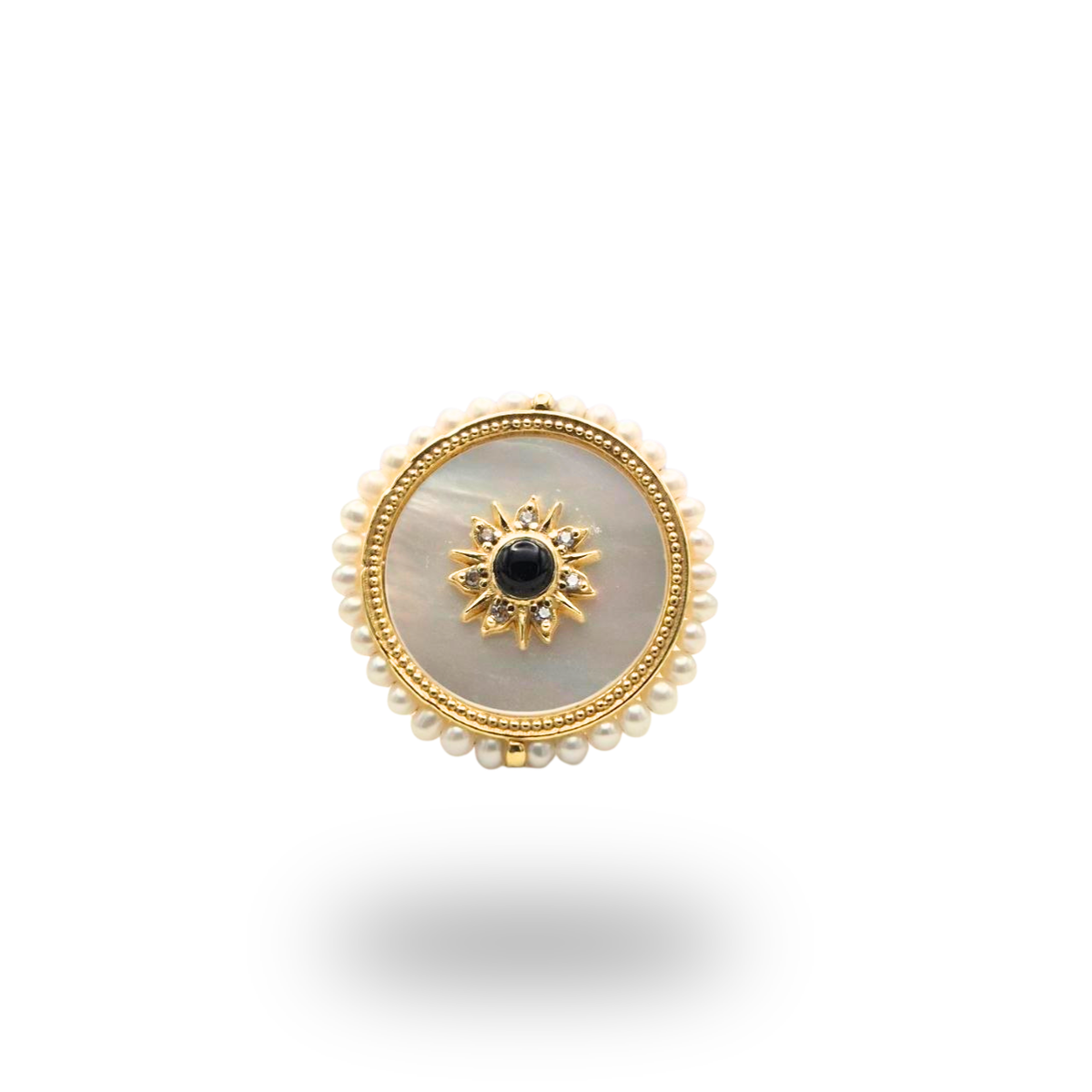 Anello in Argento 925 dorato con piastra tonda in Madreperla, spola di Onice e giro di Perle. Misura regolabile