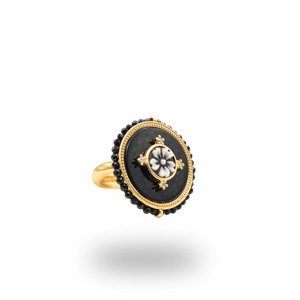 Anello in Argento 925 dorato con piastra tonda in Onice, Cammeo e giro di Spinelli neri. Misura regolabile