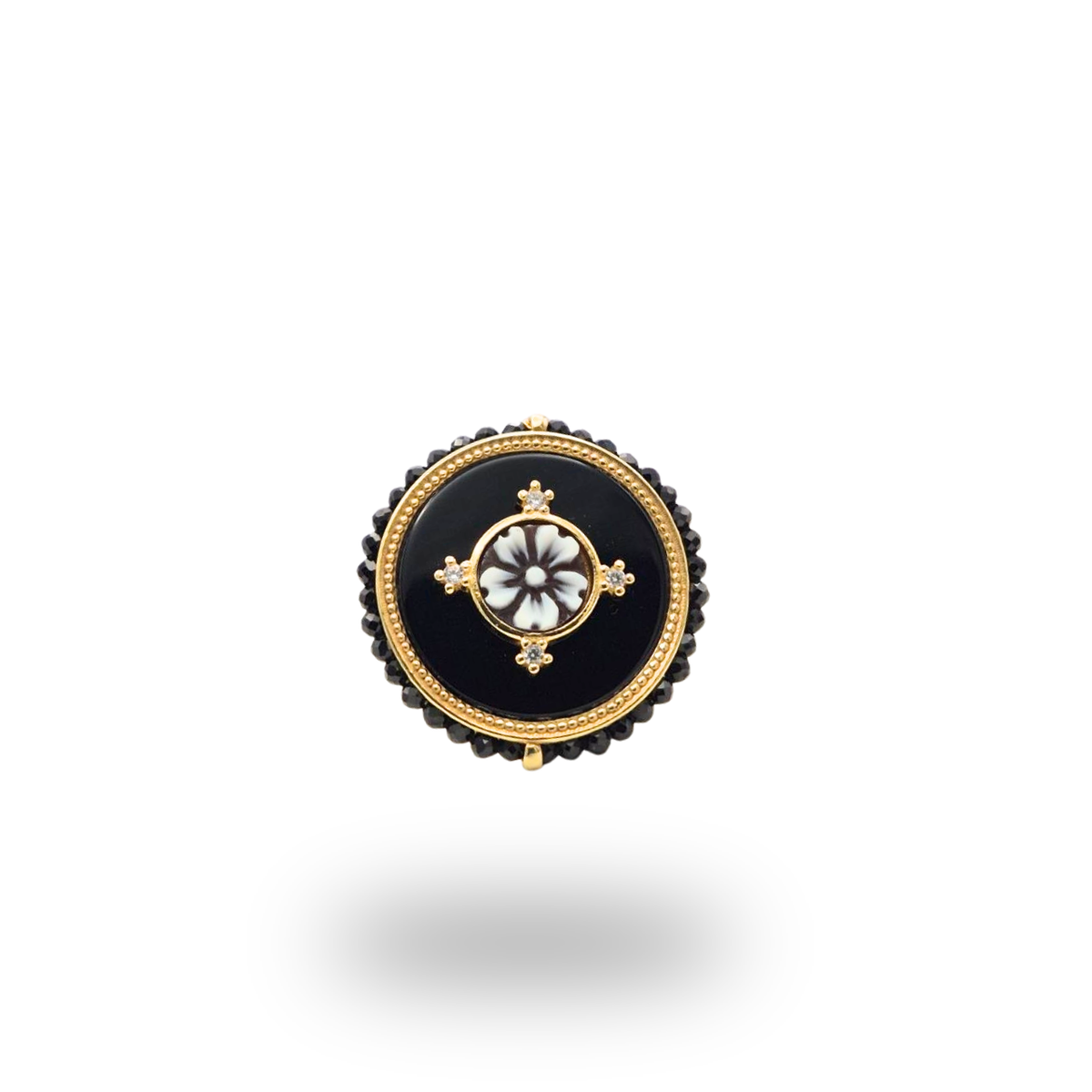 Anello in Argento 925 dorato con piastra tonda in Onice, Cammeo e giro di Spinelli neri. Misura regolabile