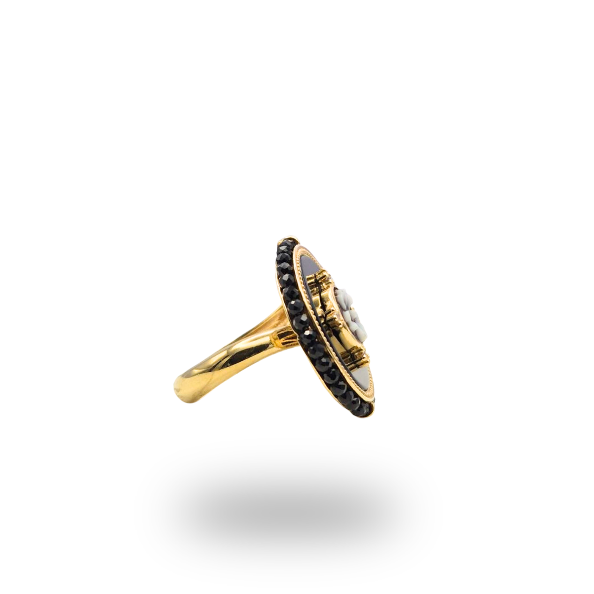 Anello in Argento 925 dorato con piastra tonda in Onice, Cammeo e giro di Spinelli neri. Misura regolabile