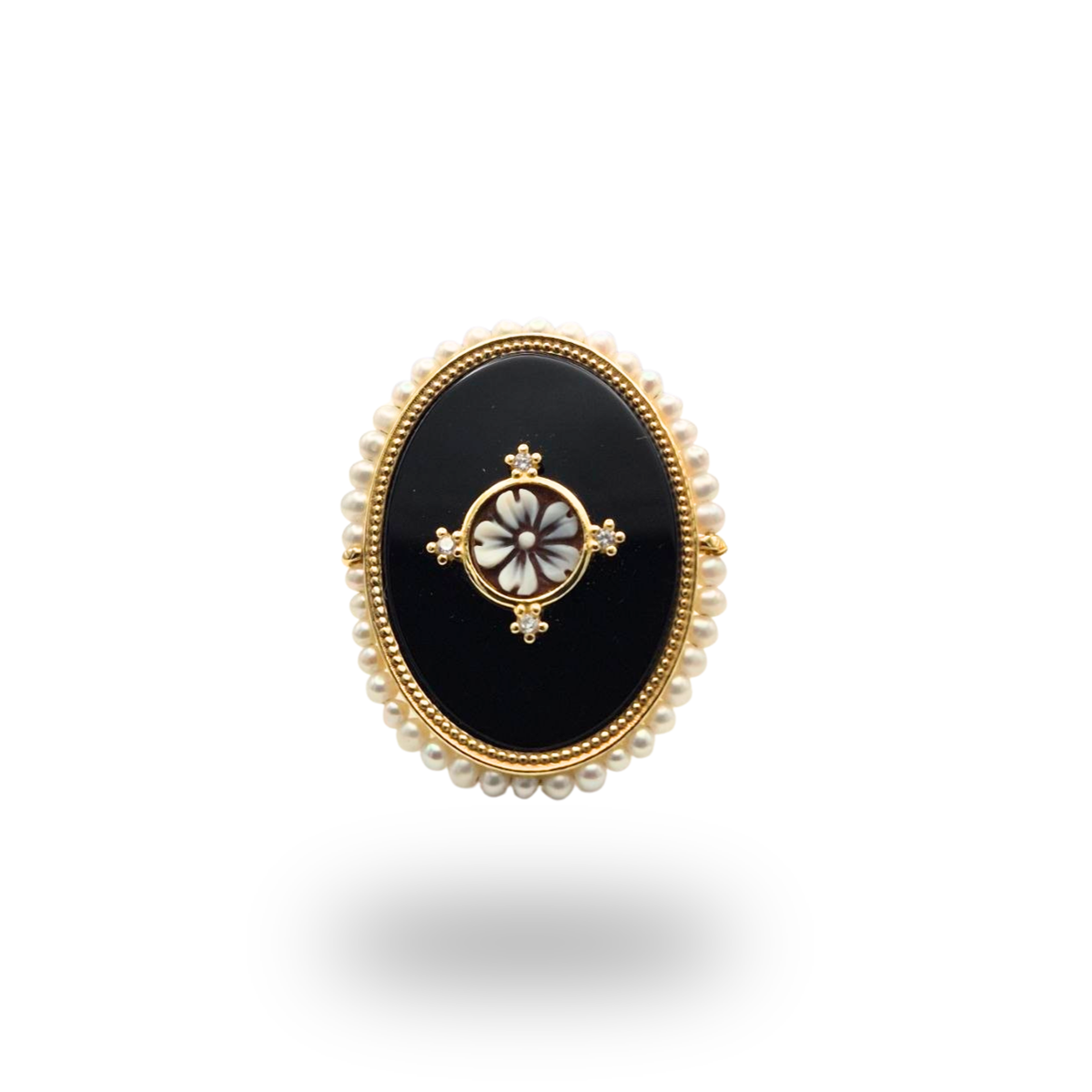 Anello in Argento 925 dorato con piastra ovale in Onice, Cammeo e giro di Perle. Misura regolabile