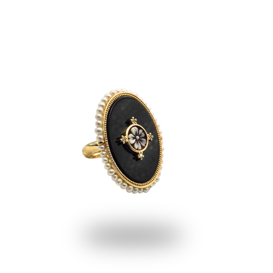 Anello in Argento 925 dorato con piastra ovale in Onice, Cammeo e giro di Perle. Misura regolabile