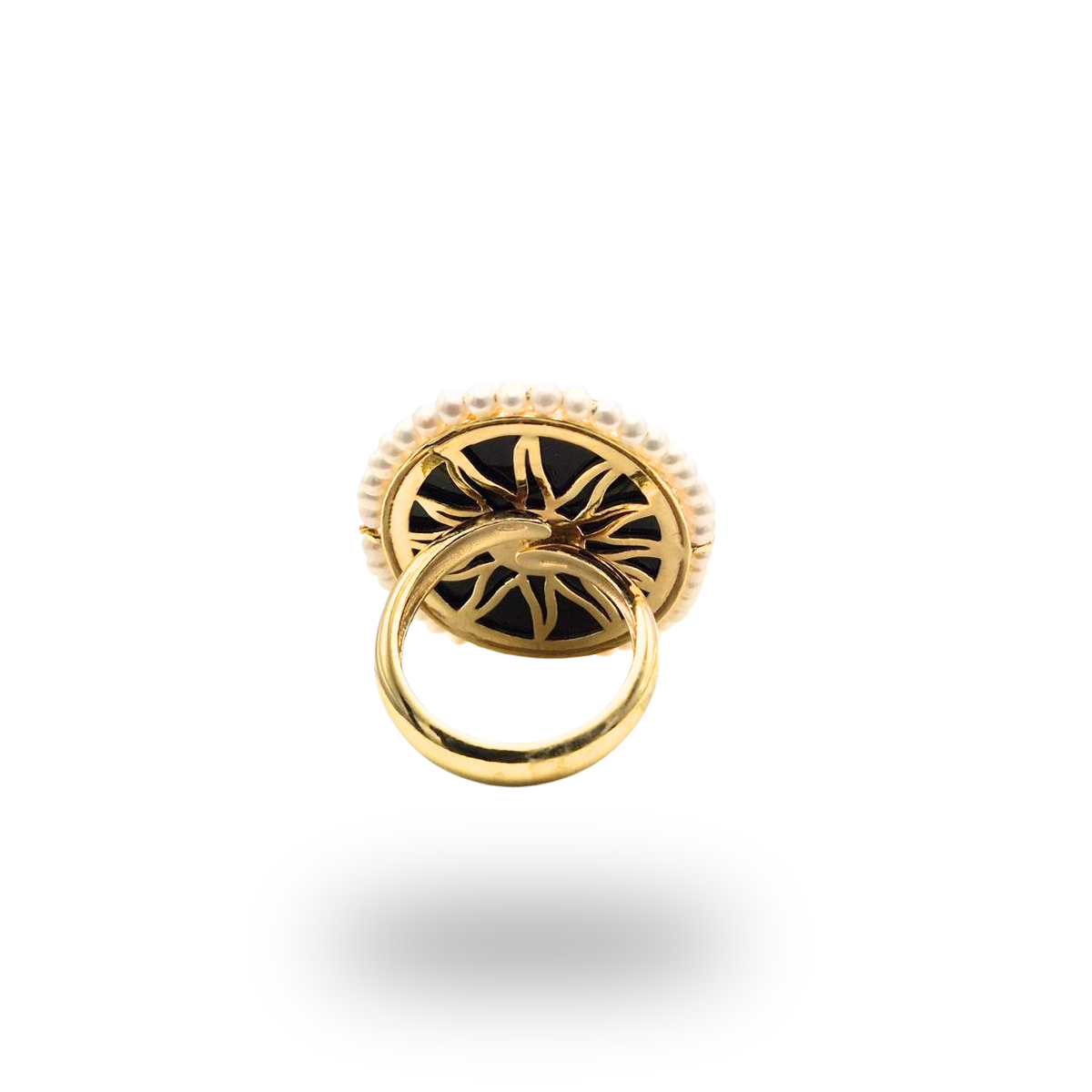 Anello in Argento 925 dorato con piastra ovale in Onice, Cammeo e giro di Perle. Misura regolabile