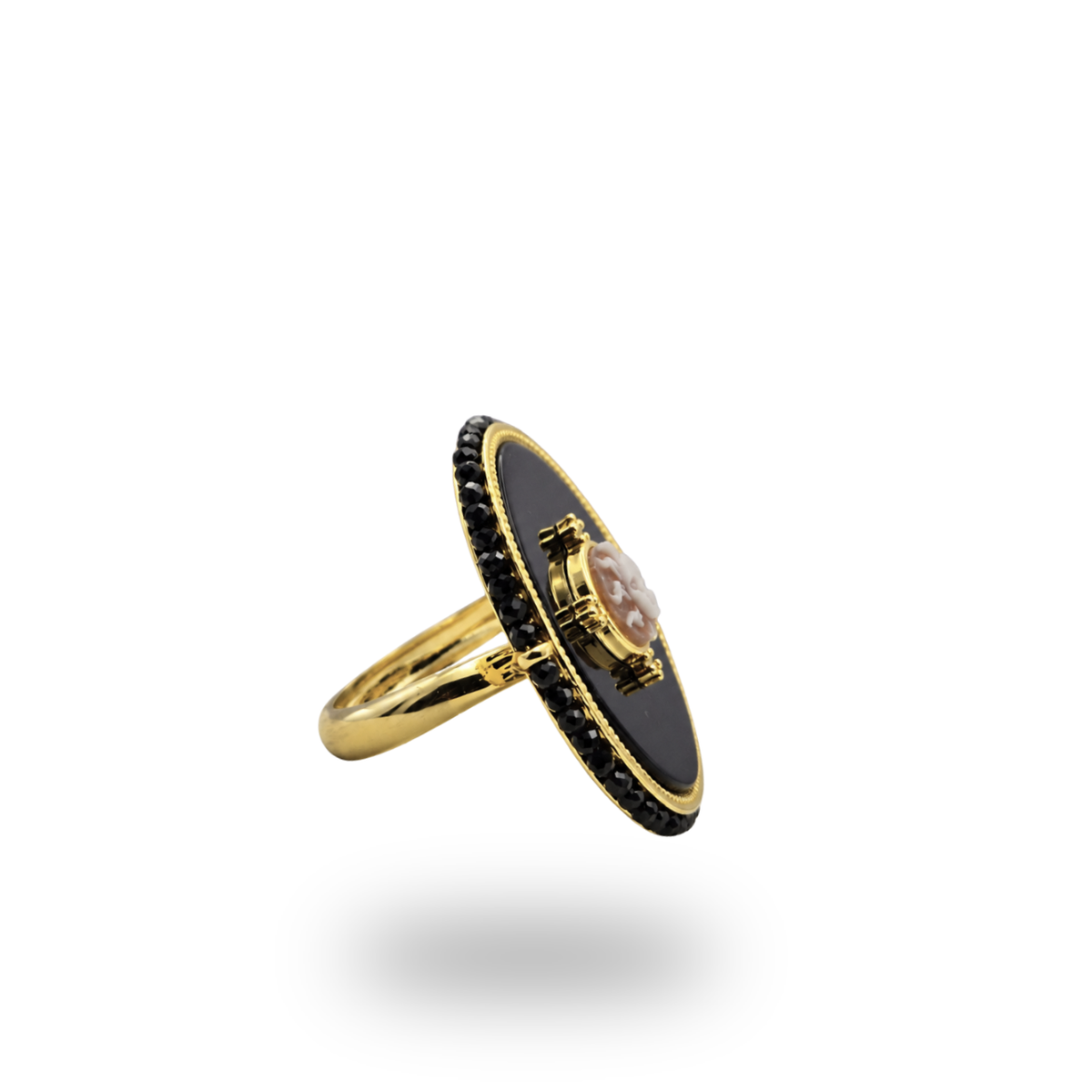 Anello in Argento 925 dorato con piastra ovale in Onice, Cammeo e giro di Spinelli neri. Misura regolabile