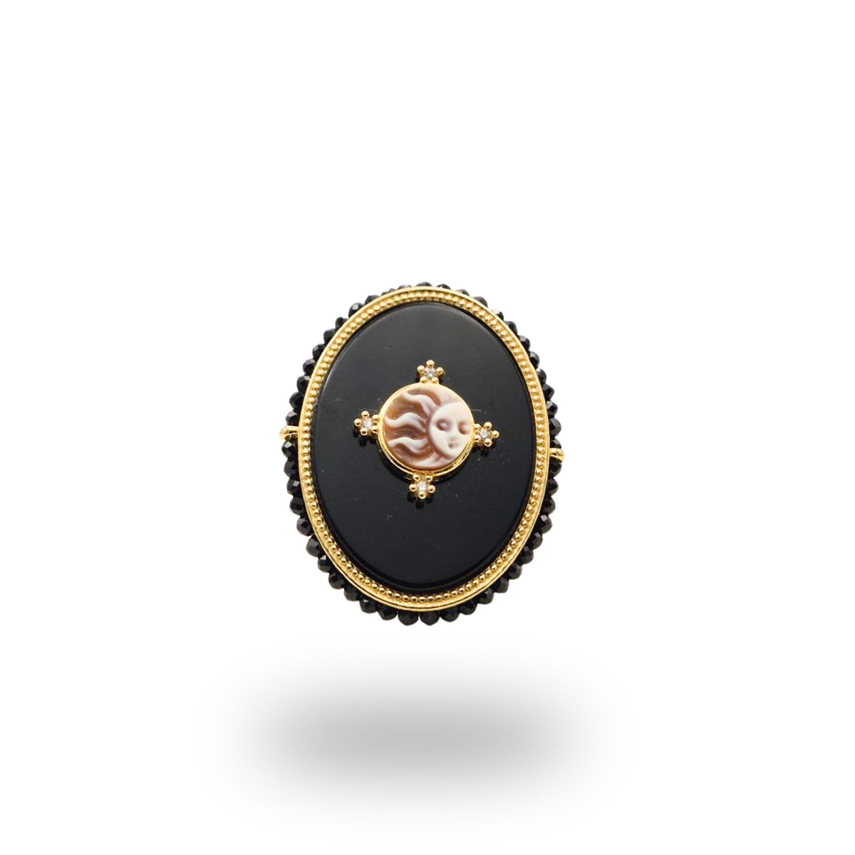 Anello in Argento 925 dorato con piastra ovale in Onice, Cammeo e giro di Spinelli neri. Misura regolabile