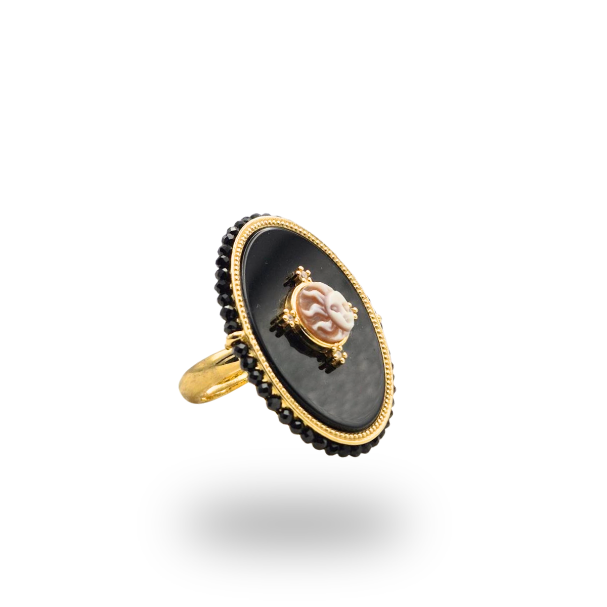 Anello in Argento 925 dorato con piastra ovale in Onice, Cammeo e giro di Spinelli neri. Misura regolabile