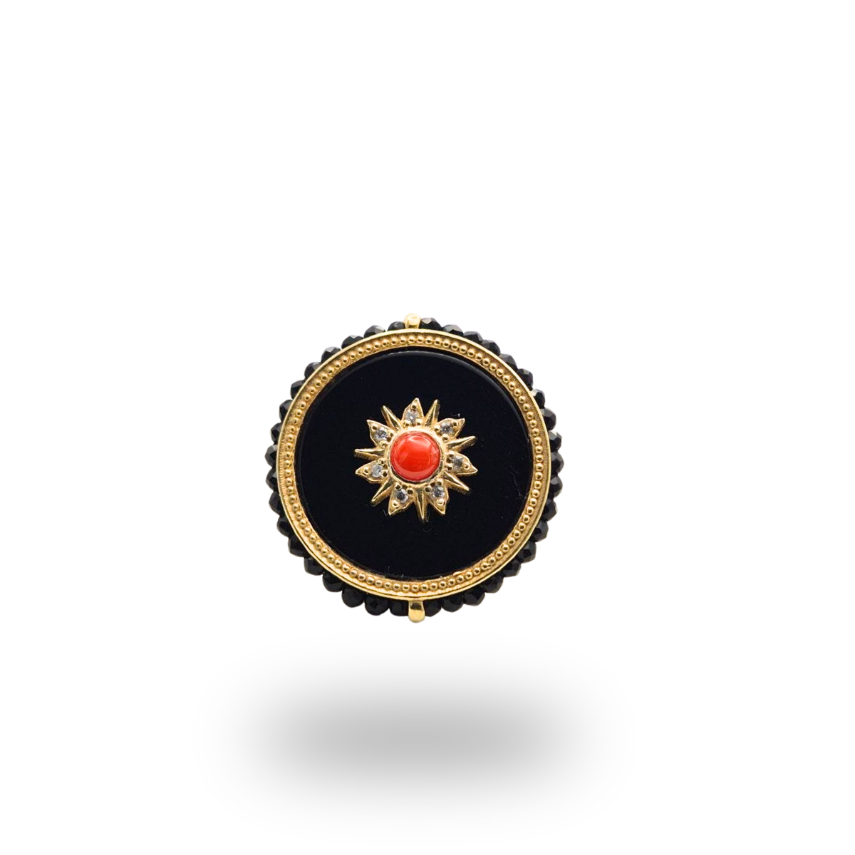 Anello in Argento 925 dorato con piastra tonda in Onice, spola di Corallo rosso e giro di Spinelli neri. Misura regolabile