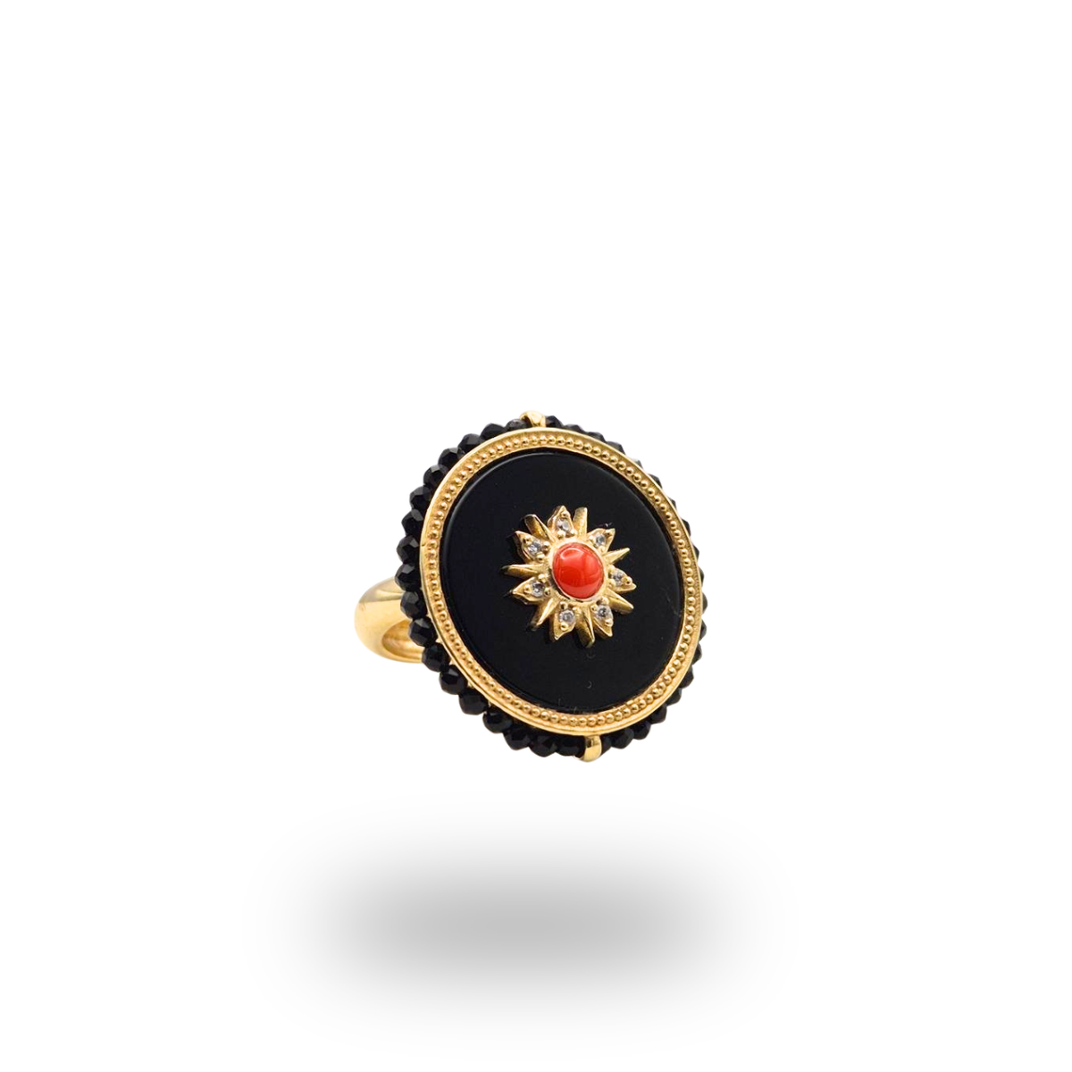 Anello in Argento 925 dorato con piastra tonda in Onice, spola di Corallo rosso e giro di Spinelli neri. Misura regolabile