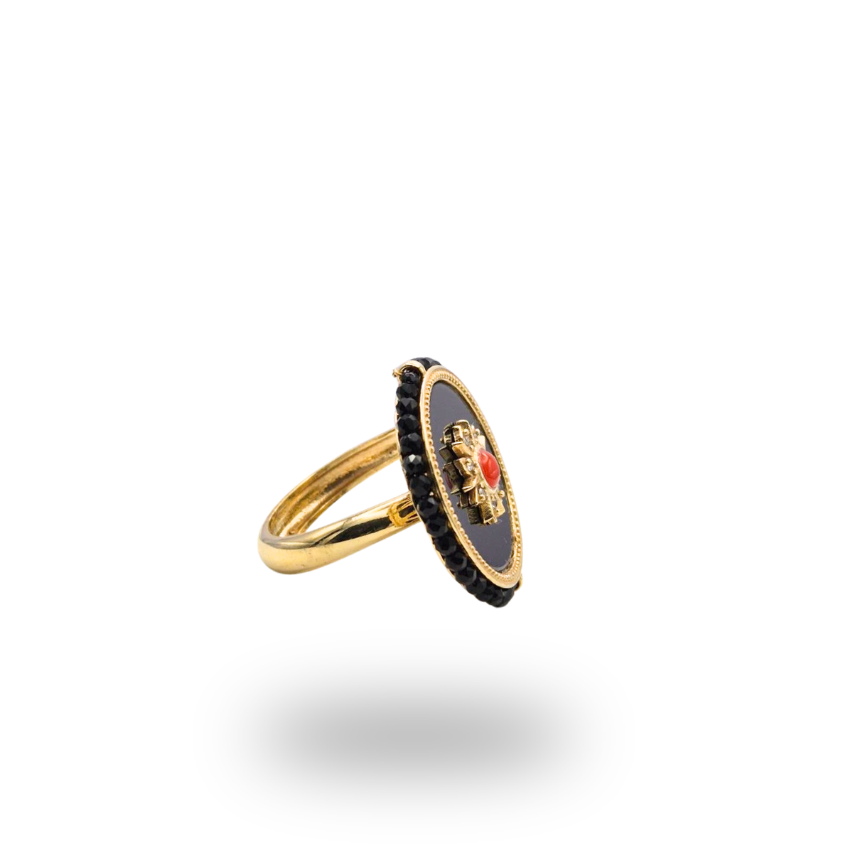Anello in Argento 925 dorato con piastra tonda in Onice, spola di Corallo rosso e giro di Spinelli neri. Misura regolabile