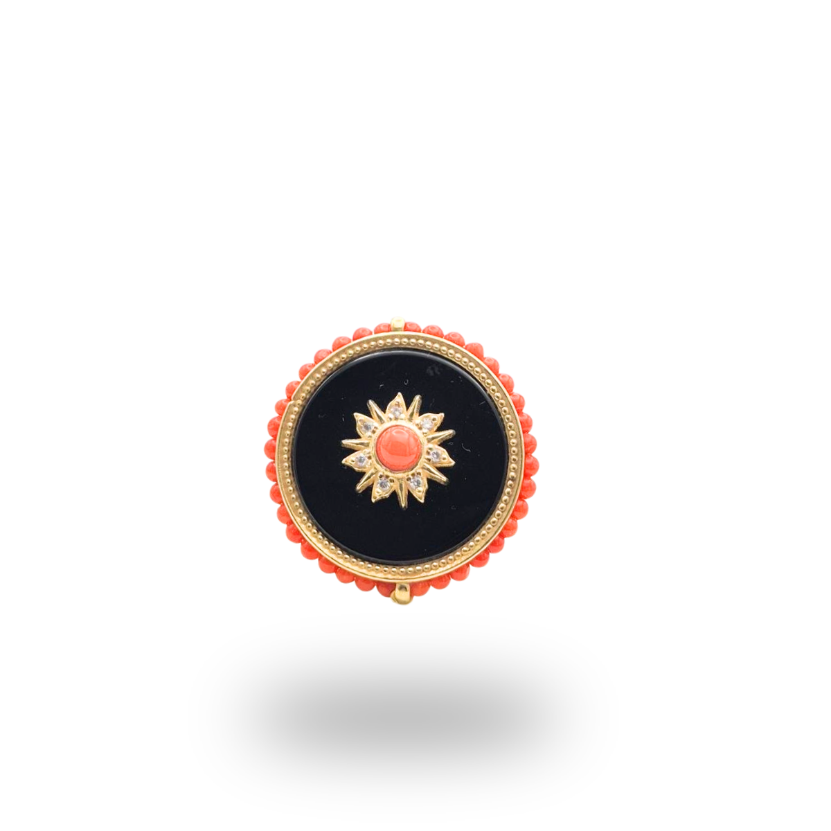 Anello in Argento 925 dorato con piastra tonda in Onice, spola di Corallo rosso e giro di Corallo rosso. Misura regolabile