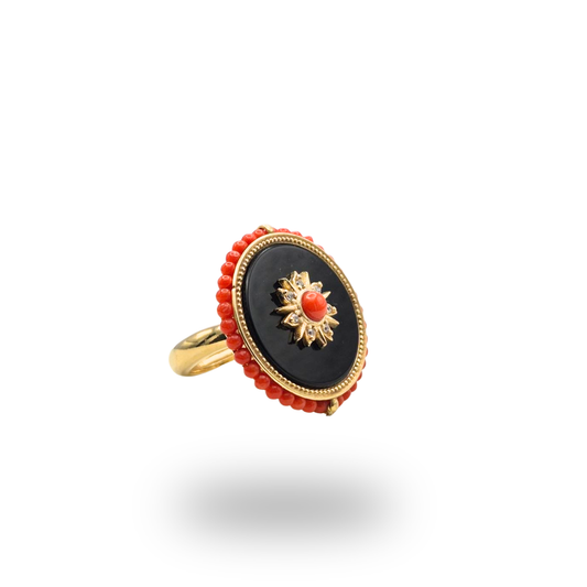 Anello in Argento 925 dorato con piastra tonda in Onice, spola di Corallo rosso e giro di Corallo rosso. Misura regolabile