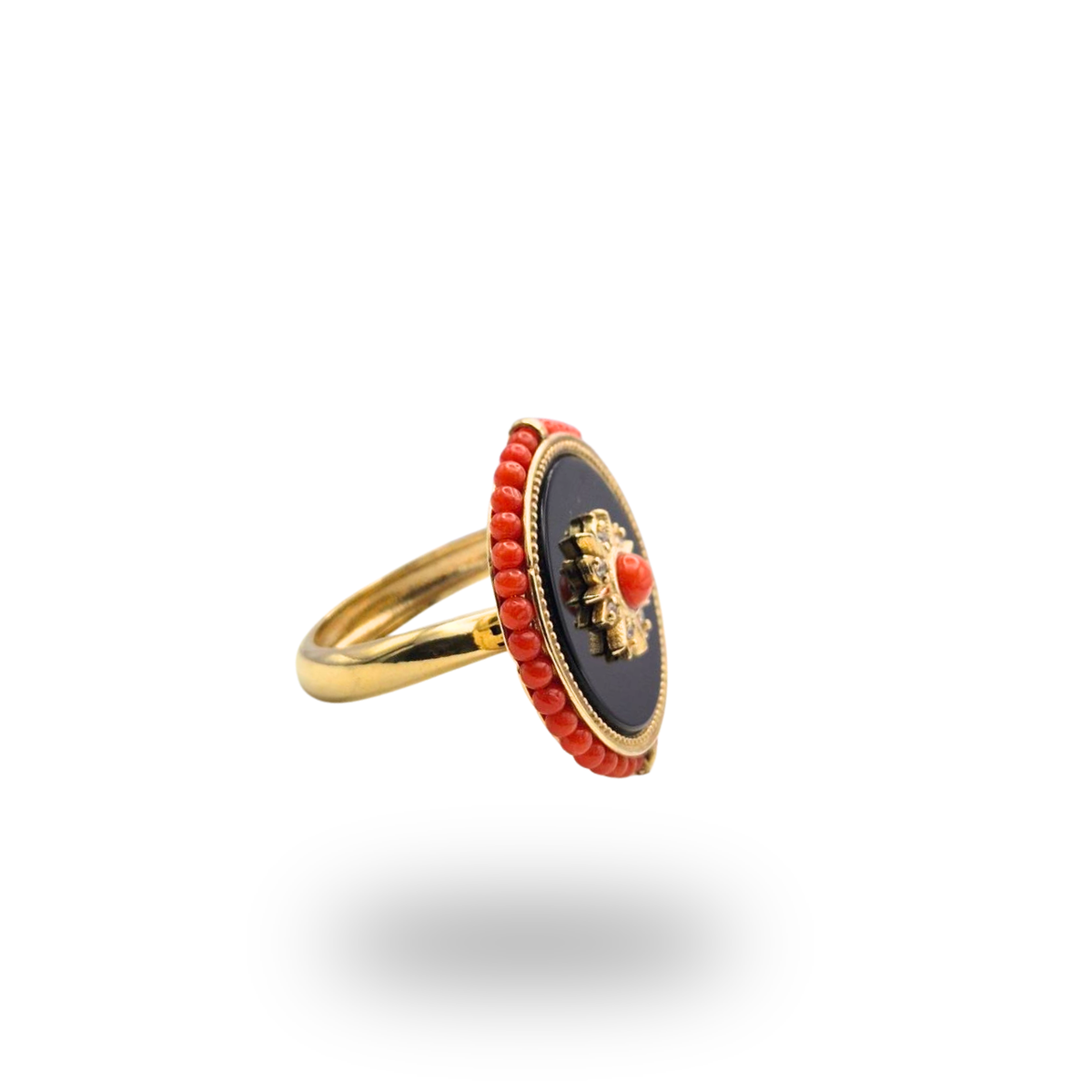 Anello in Argento 925 dorato con piastra tonda in Onice, spola di Corallo rosso e giro di Corallo rosso. Misura regolabile